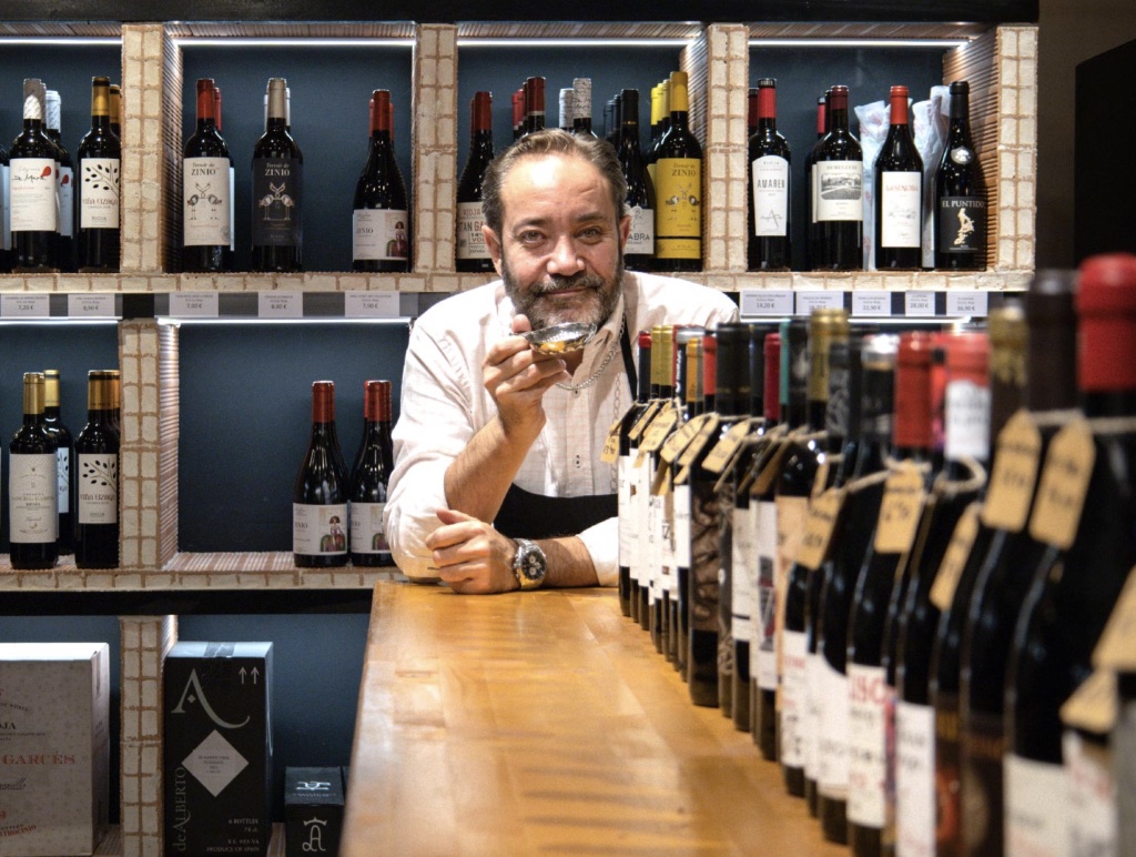 Félix Lanz en la bodega de Vinario
